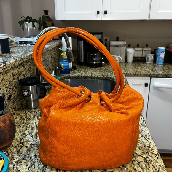 GUC Authentic Michael Kors pebbled leather bucket handbag withh wallet. 13X14 - Picture 2 of 9